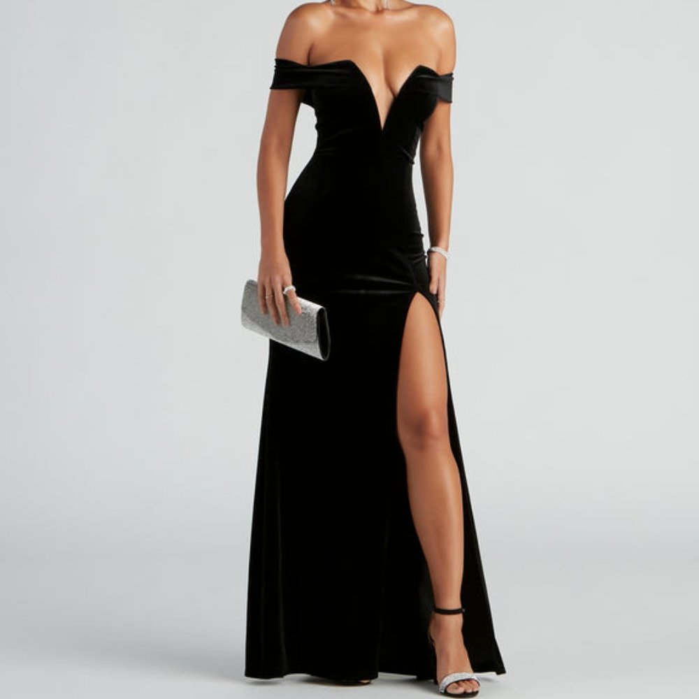 Black velvet off shoulder dres